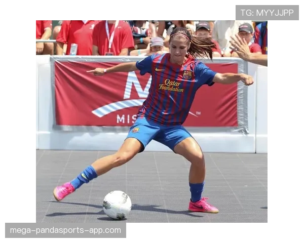 亚历克斯·摩根遛娃像走红毯，那个包和背景把我酸到怀疑人生